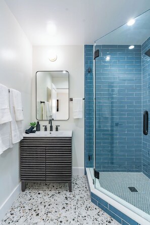 Shower, hair dryer, towels - Quaint Studio in Charming Marston Hills (San Diego)
