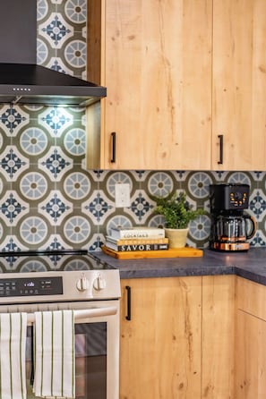 Fridge, microwave, oven, stovetop - Quaint Studio in Charming Marston Hills (San Diego)
