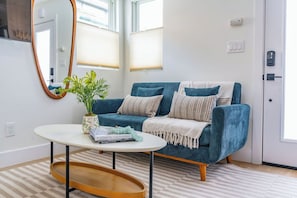 TV, offices - Quaint Studio in Charming Marston Hills (San Diego)