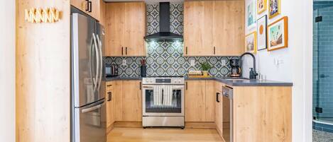 Frigorífico, microondas, placa de cocina y lavavajillas