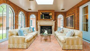 Fernseher, Kamin, Stereoanlage, Arbeitsbereiche