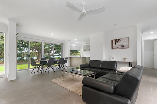 Luxury 5BR Riverside Retreat