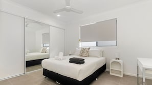 6 bedrooms, iron/ironing board, WiFi, bed sheets - Luxury Home Riverside Retreat (Annandale)