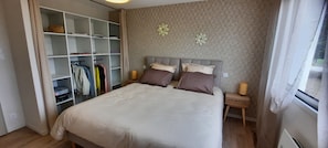 4 chambres, fer et planche à repasser, lit de bébé portatif, Wi-Fi