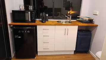 Frigorífico, microondas, horno y cafetera o tetera