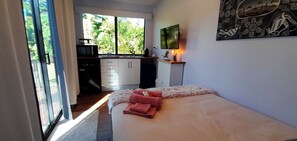 1 habitación, tabla de planchar con plancha, wifi gratis y ropa de cama