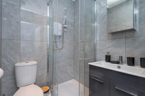 Dusche, Haartrockner, Handtücher, Shampoo