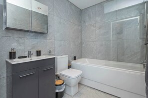 Doccia, asciugacapelli, asciugamani, shampoo
