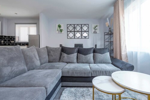 Stylish Elegant New Flat 5 Min from Elizabeth Line