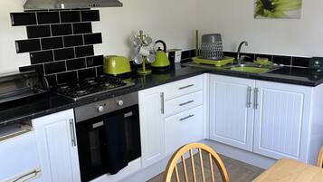 Rumah | Dapur pribadi | Lemari es, microwave, oven, dan kompor