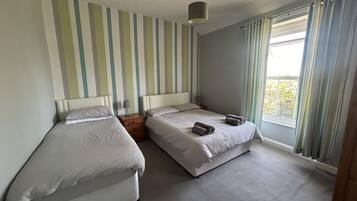 Rumah | 2 kamar tidur, setrika/meja setrika, Wi-Fi gratis, dan seprai linen