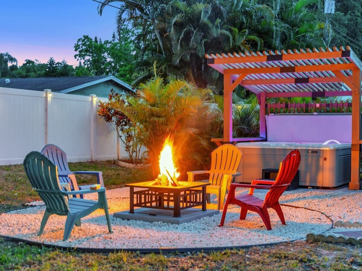 Hot Tub, BBQ & Firepit large 4/2! 9mins to beach!