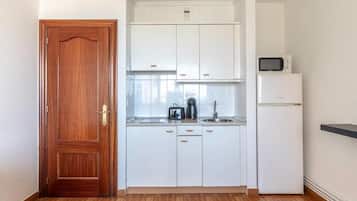 Appartement, plusieurs lits, balcon, vue mer | Cuisine privée | Mini réfrigérateur, micro-ondes, plaque de cuisson, cafetiÚre/bouilloire