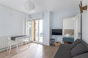 Comfort-huoneisto, parveke, osittainen merinäköala | Oleskelualue | 24–tuumainen taulutelevisio, jossa kaapelikanavat
