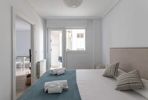 Comfort-huoneisto, parveke, osittainen merinäköala | 1 makuuhuone, silitysrauta/-lauta, ilmainen Wi-Fi, vuodevaatteet