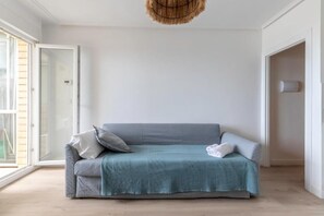 Apartament, balcó, vistes al mar | Sala d'estar | Televisor de pantalla plana de 24 polzades amb canals per cable