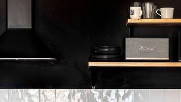 Deluxe Apartment, Balcony, Sea View | Private kitchen | Mini-fridge, microwave, stovetop, coffee/tea maker