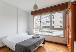 Basic-Apartment, Balkon, Bergblick | 1 Schlafzimmer, Bügeleisen/Bügelbrett, kostenloses WLAN, Bettwäsche