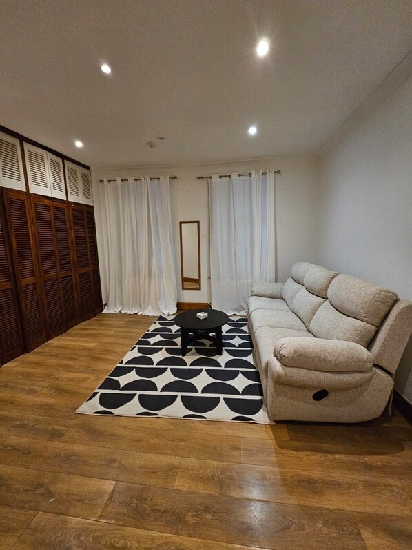 Apartment | Living area | TV - Primely Located 1-bed Apartment in Brighton (Brighton)