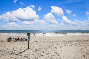 Beach nearby - Centrally Located and Across the Street from Beach (Fernandina Beach)