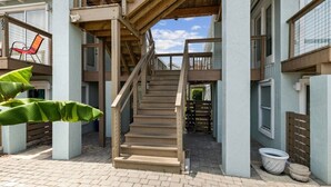Ein mehrgeschossiges Gebäude mit einer Treppe, die die Etagen verbindet.