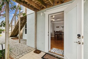 Outdoor dining - Centrally Located and Across the Street from Beach (Fernandina Beach)