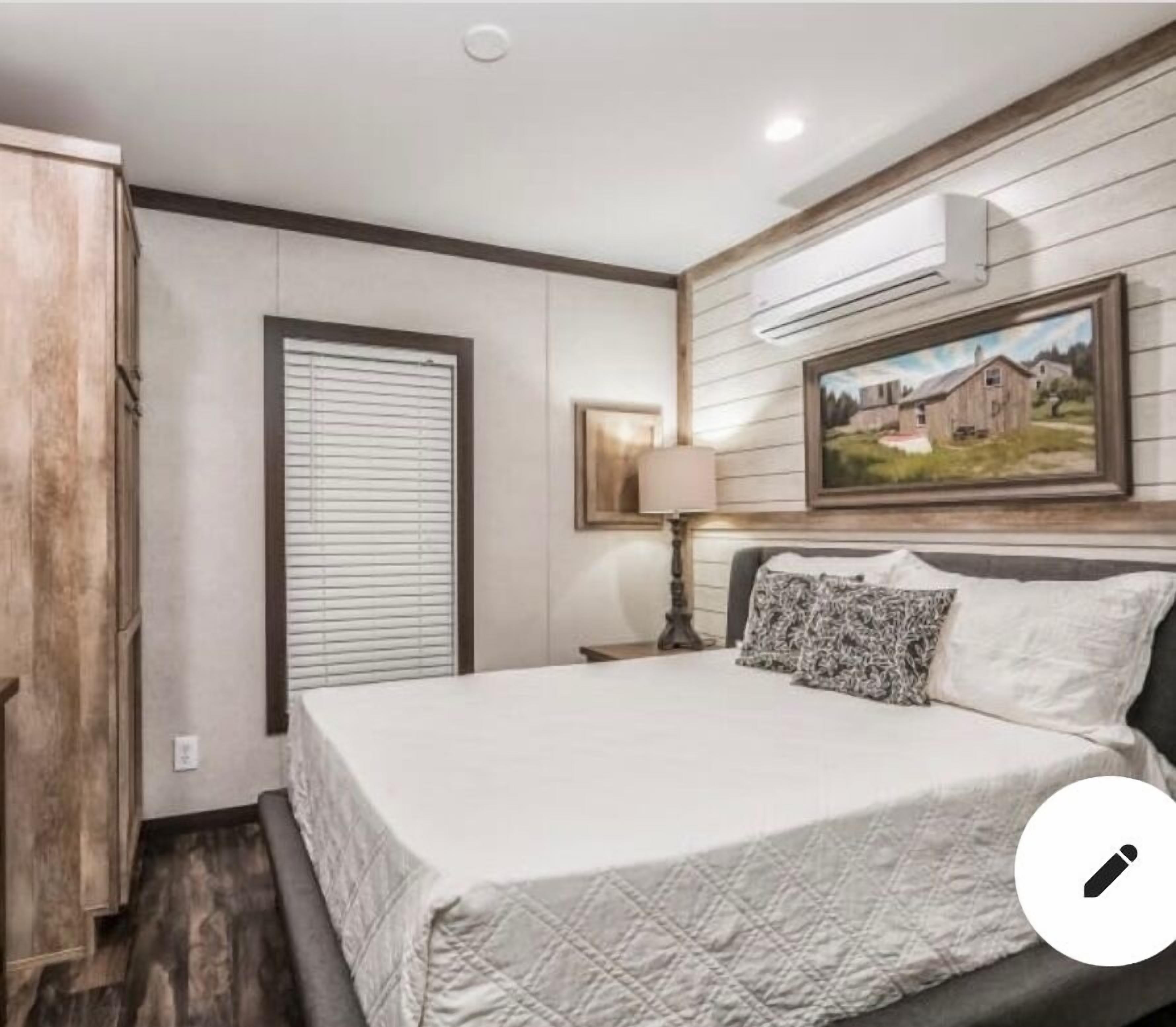 4 makuuhuonetta, silitysrauta/-lauta, ilmainen Wi-Fi, vuodevaatteet