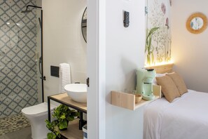 Family Room | Frette Italian sheets, premium bedding, down comforters - GrowersGo Boutique Hostel Huelva (Huelva)