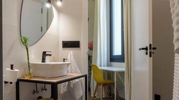 Habitación individual | Bathroom | Shower, rainfall showerhead, hair dryer, towels