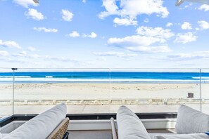 On the beach - Luxury oceanfront fourplex with roof deck, sleeps 22 (San Diego)