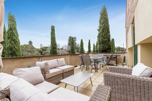 Outdoor dining - Heart of Queenscliff - Heritage Listed Ballroom Apartment 1 (Queenscliff)