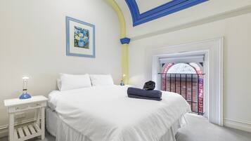 3 quartos, ferros/tábuas de passar roupa, roupa de cama