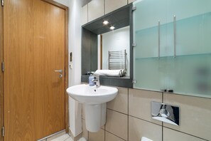 Shower, hair dryer, towels, soap - [Piccadilly Circus] London Studio Apartment
 (London)