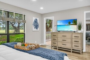 2 室のベッドルーム、デスク、アイロン / アイロン台、旅行用ベビーベッド