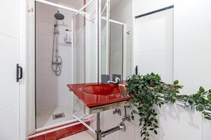 Haartrockner, Handtücher, Toilettenpapier