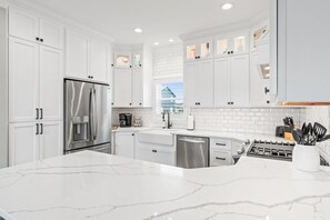 ثلاجة، ميكروويف، ف�رن، موقد طهي مسطح