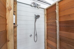 Douche, sèche-cheveux, serviettes fournies, shampoing