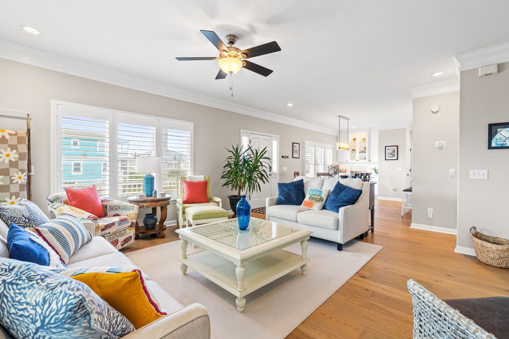 Televisio, takka, työhuone