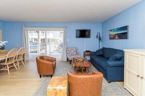 Living area - Midtown OC Unit 2, Oceanblock / Sleeps 8 (Ocean City)