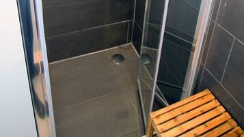 Douche, sĂšche-cheveux, serviettes fournies, savon