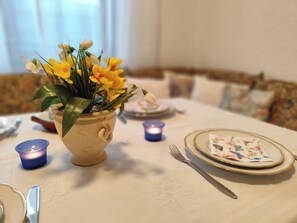 A dining table set with plates, cutlery, and a vase with flowers. - Completely Renovated House From 22 Euro pp and day (Baden-Baden)