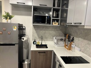 Jääkaappi, mikroaaltouuni, liesi, leivänpaahdin