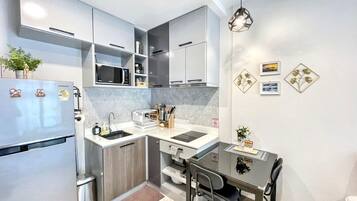 Jääkaappi, mikroaaltouuni, liesi, leivänpaahdin