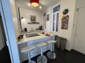 Kühlschrank, Mikrowelle, Ofen, Herdplatte