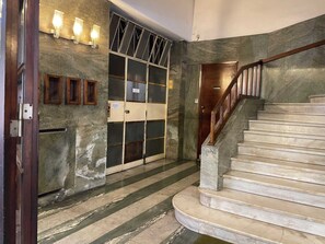 Eine Treppe führt zu einer Tür mit einem Sicherheitsschlüsselpad.