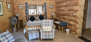 1 bedroom, WiFi, bed sheets - Includes admission to Hoo Zoo and Dinosaur World. Log cabin with hot tub. (Telford)