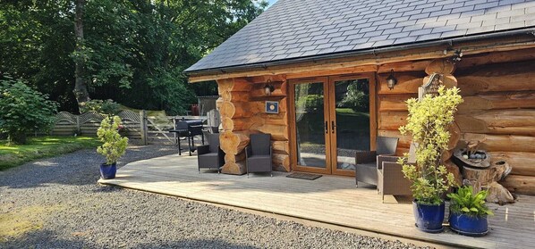 Terrace/patio - Includes admission to Hoo Zoo and Dinosaur World. Log cabin with hot tub. (Telford)