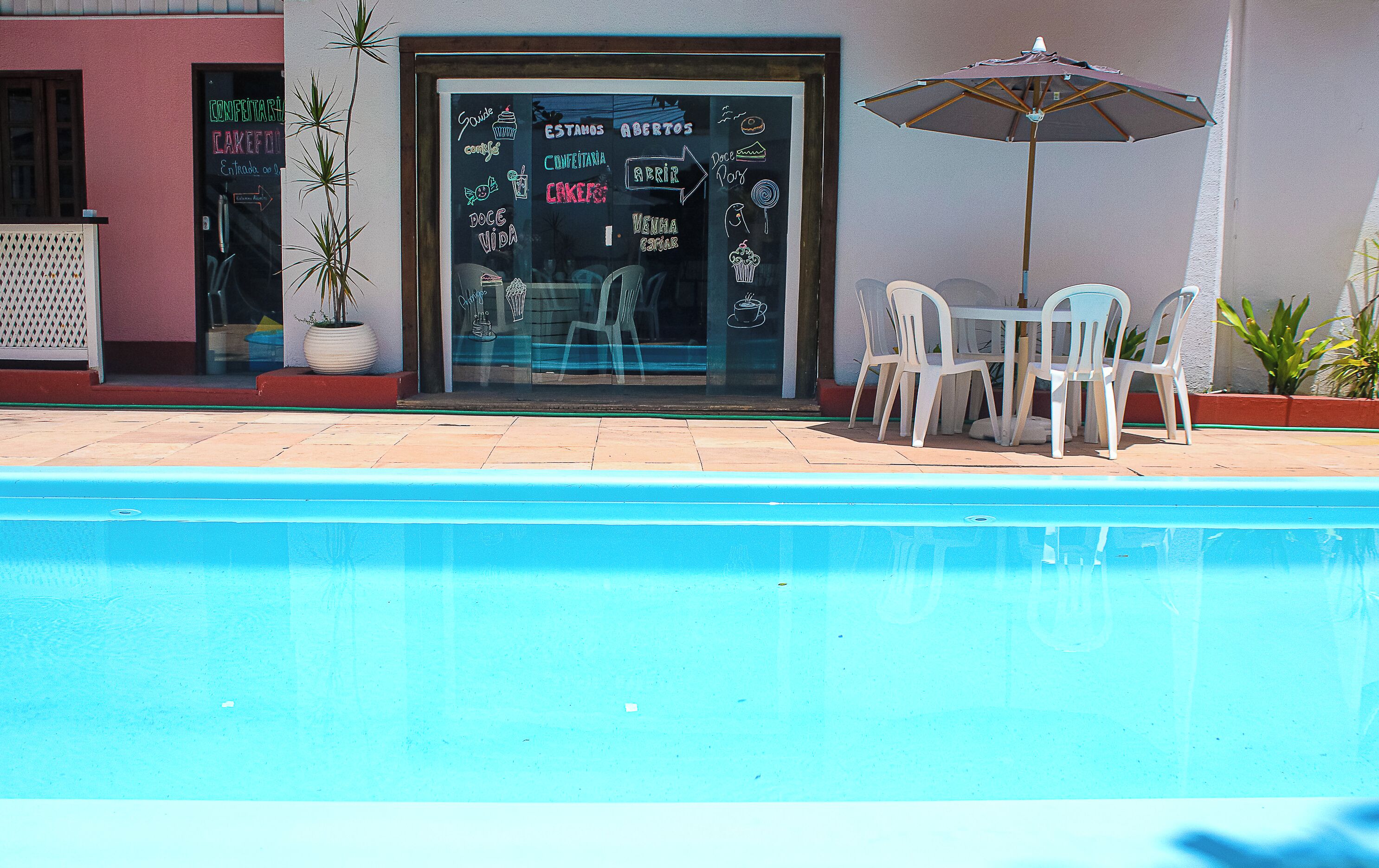 Piscina externa, funciona das 8h às 20h, guarda-sóis