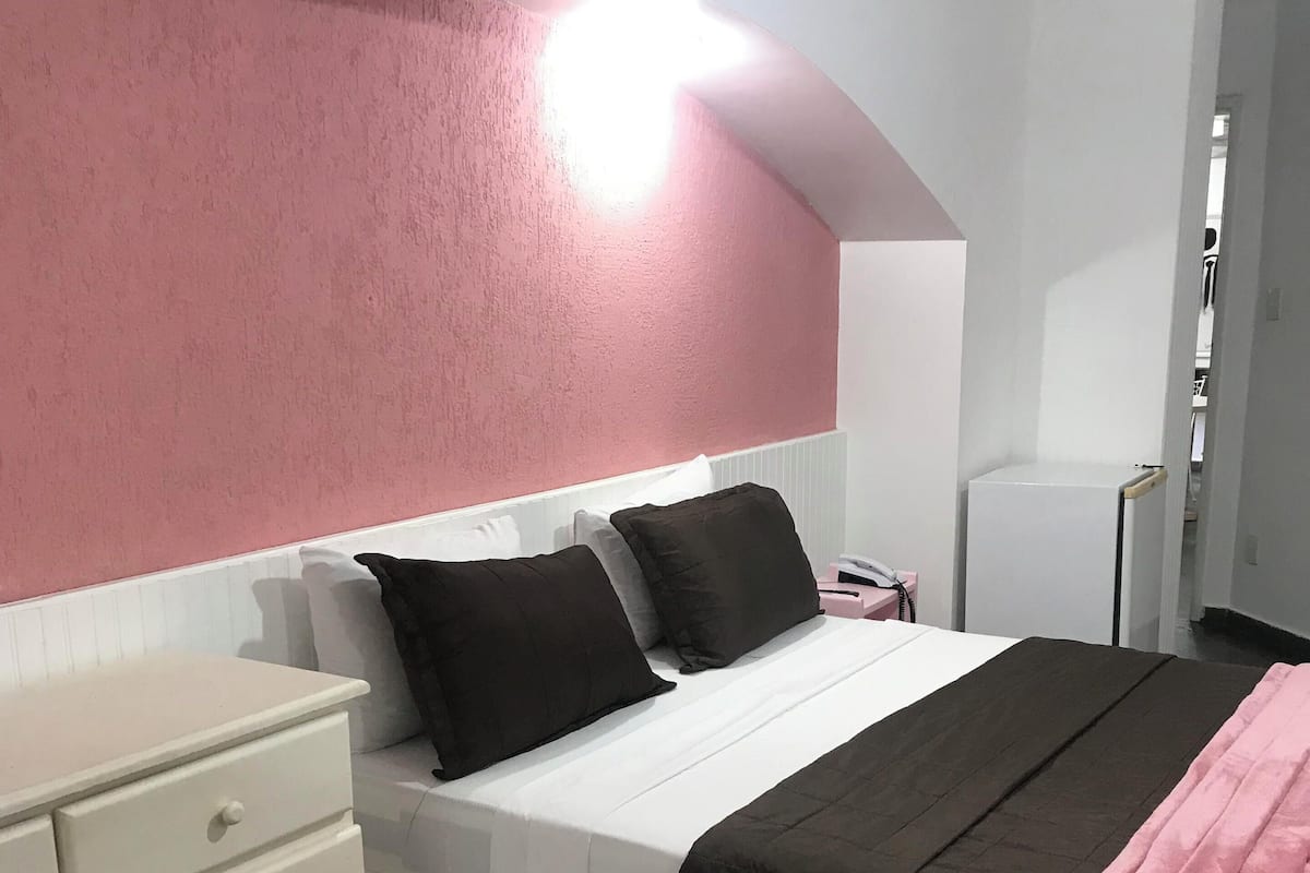 1 bedroom, hypo-allergenic bedding, free WiFi, bed sheets