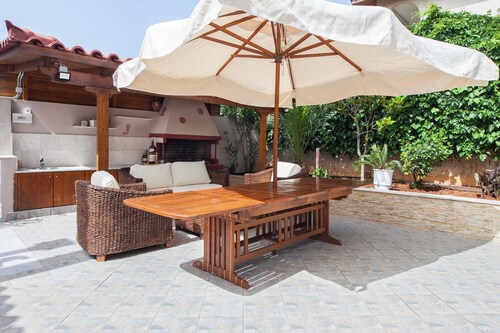 Deluxe 3 Bd House near Lagonisi w Garden